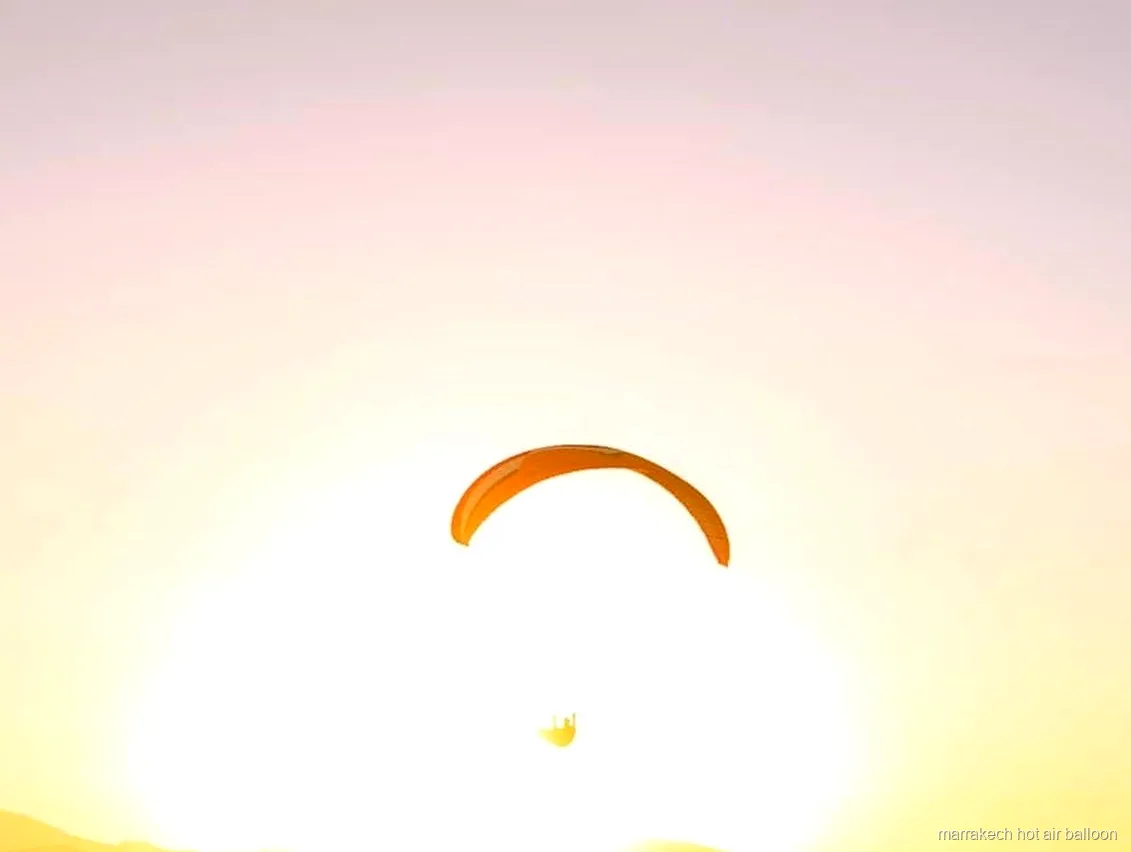 Tandem-Gleitschirmflug über dem Atlas-Gebirge bei Sonnenuntergang