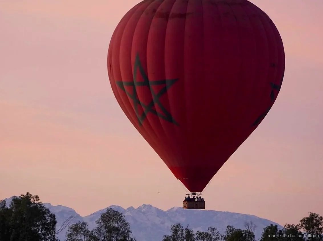 Marokkanisches Abendessen nach einem Tag aus Ballonfahrt und Gleitschirmfliegen in Marrakesch