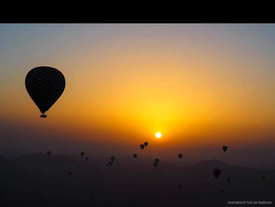 Sonnenuntergangslicht über den Bergen während eines Gleitschirmflugs in Marrakesch