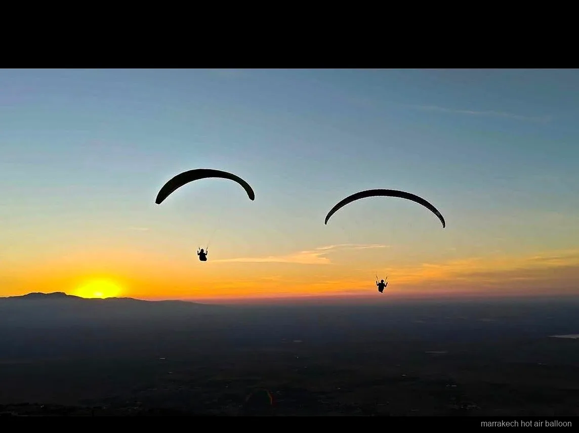 Pilot bereitet einen Tandem-Gleitschirmflug nahe Marrakesch vor