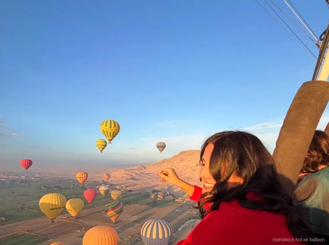 Liegestühle mit Blick auf die Agafay-Wüste nahe Marrakesch