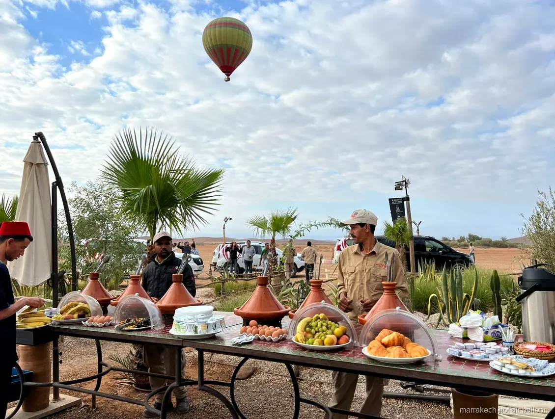 Sonnenaufgangslicht über ländlichen Douars nahe Marrakesch während einer Ballonfahrt