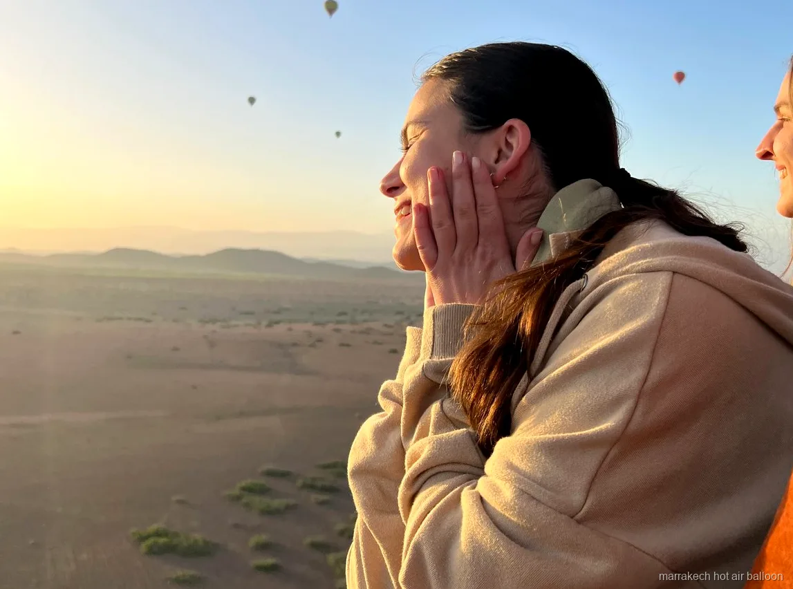 Berberdorf aus der Vogelperspektive während einer Ballonfahrt in Marrakesch