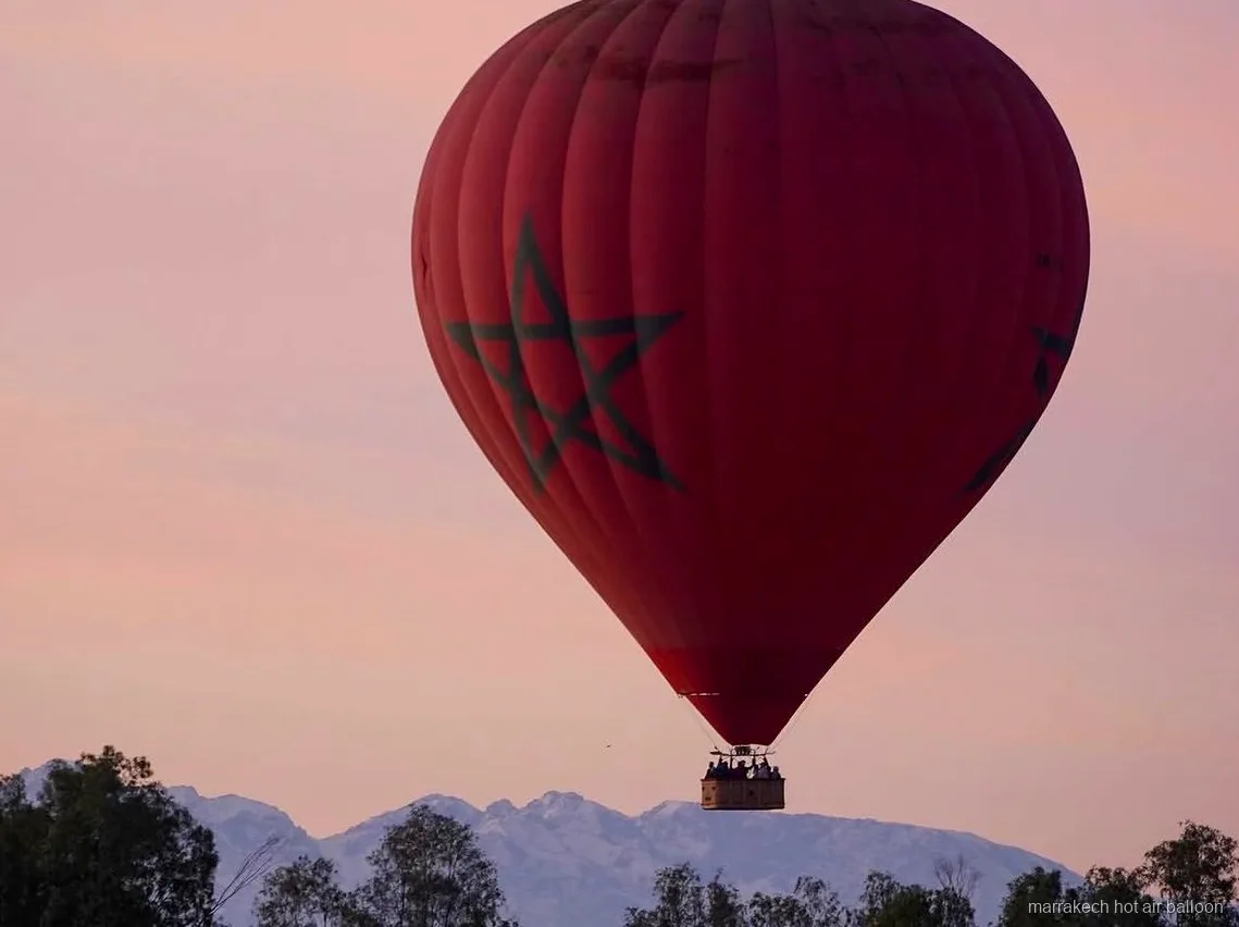 Marokkaans diner geserveerd na een dag met ballonvaart en paragliding bij Marrakech
