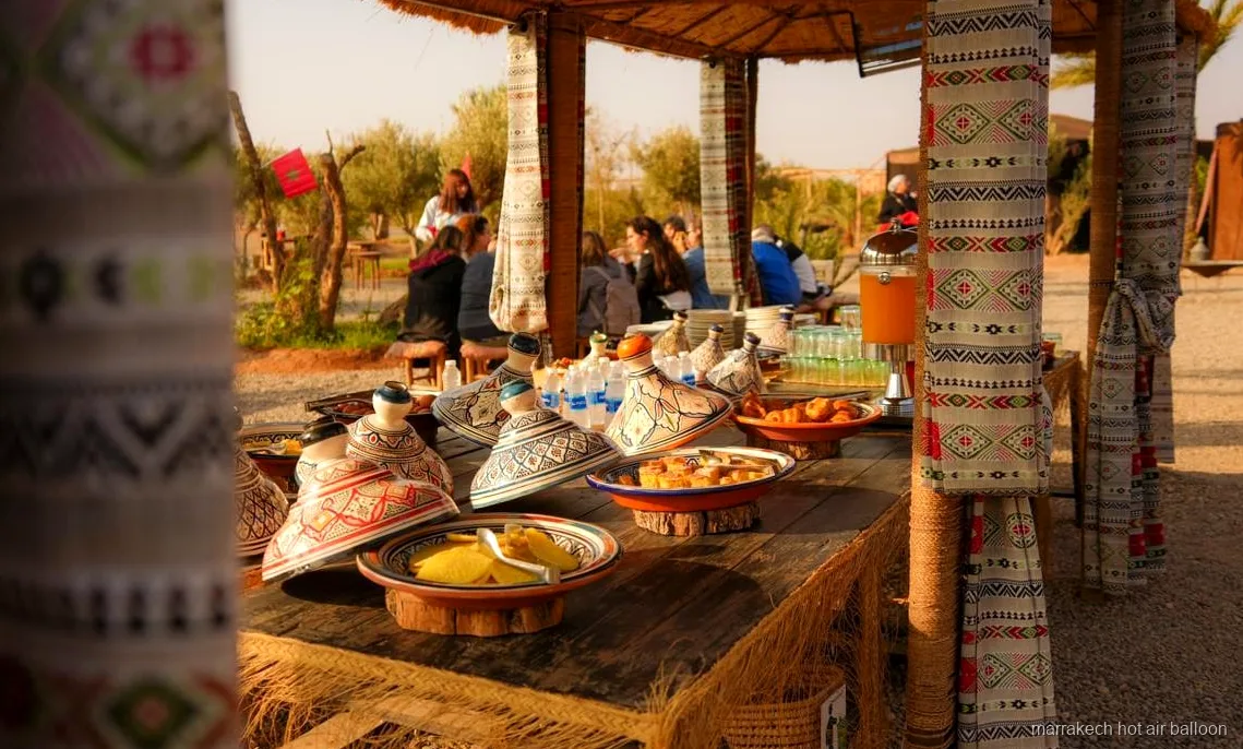 Passagiers stappen in de mand voor een ballonvaart bij zonsopgang in Marrakech