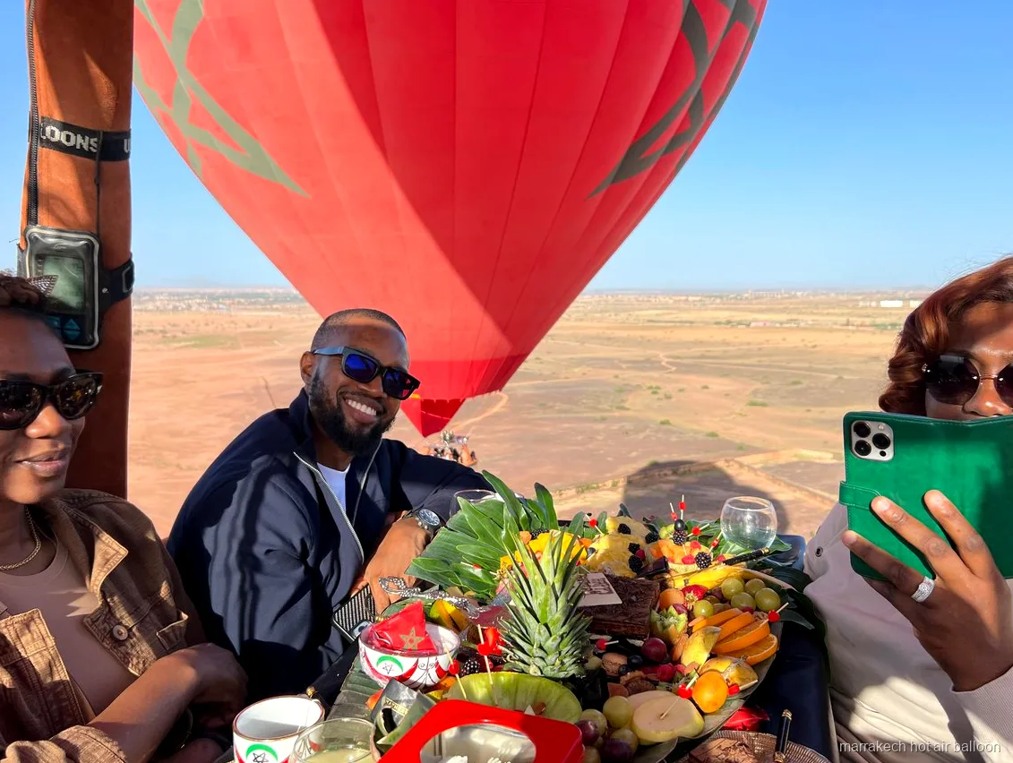 Traditioneel Berbers ontbijt geserveerd na een ballonvaart bij Marrakech