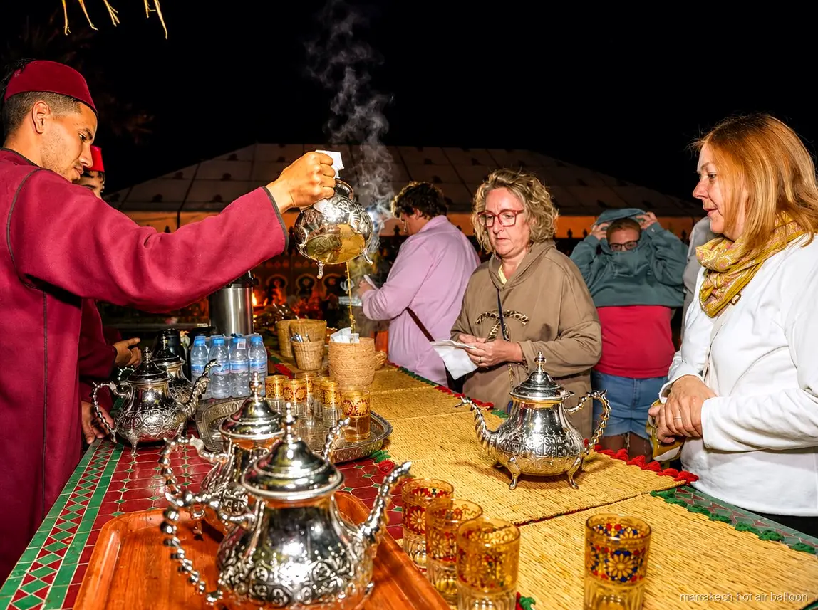 Marokkaans ontbijtbuffet onder een kaïdstent na een ballonvaart