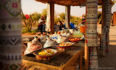 Passeggeri che salgono a bordo prima di un volo in mongolfiera all'alba a Marrakech