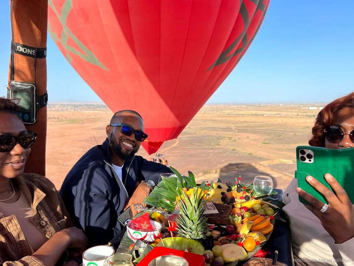 Desayuno bereber tradicional servido tras un paseo en globo en Marrakech