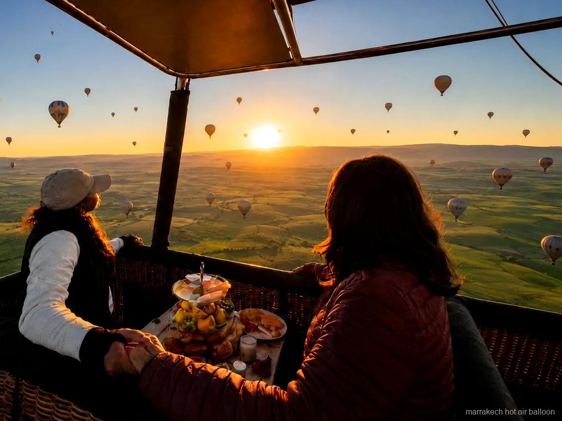 Jaima de desayuno bereber con vistas a las montañas cerca de Marrakech