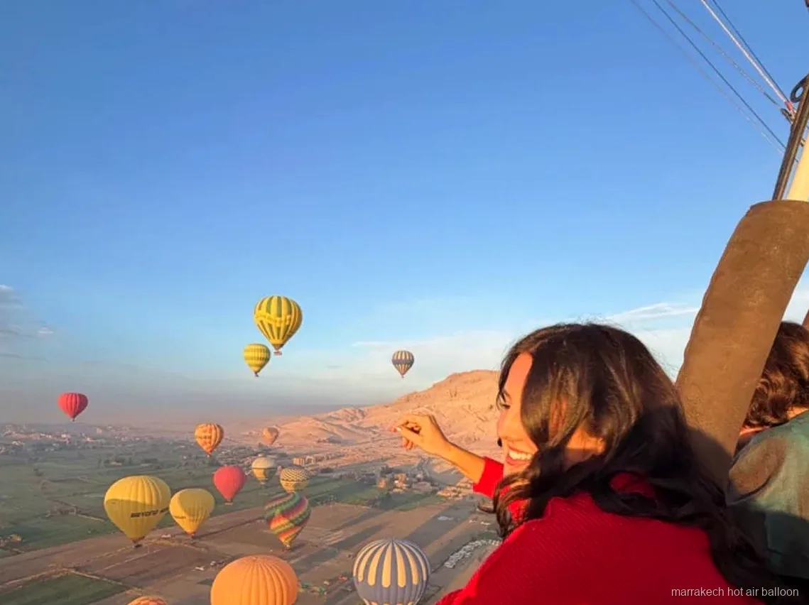 Tumbonas con vistas al desierto de Agafay cerca de Marrakech