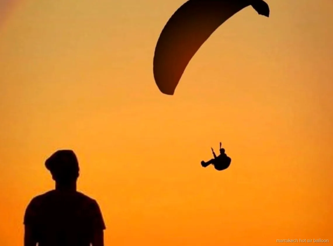 Vuelo en globo aerostático al amanecer antes de un día de parapente en Marrakech