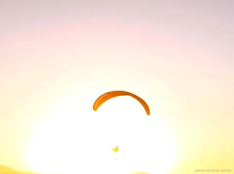 Vuelo en parapente biplaza sobre las montañas del Atlas al atardecer