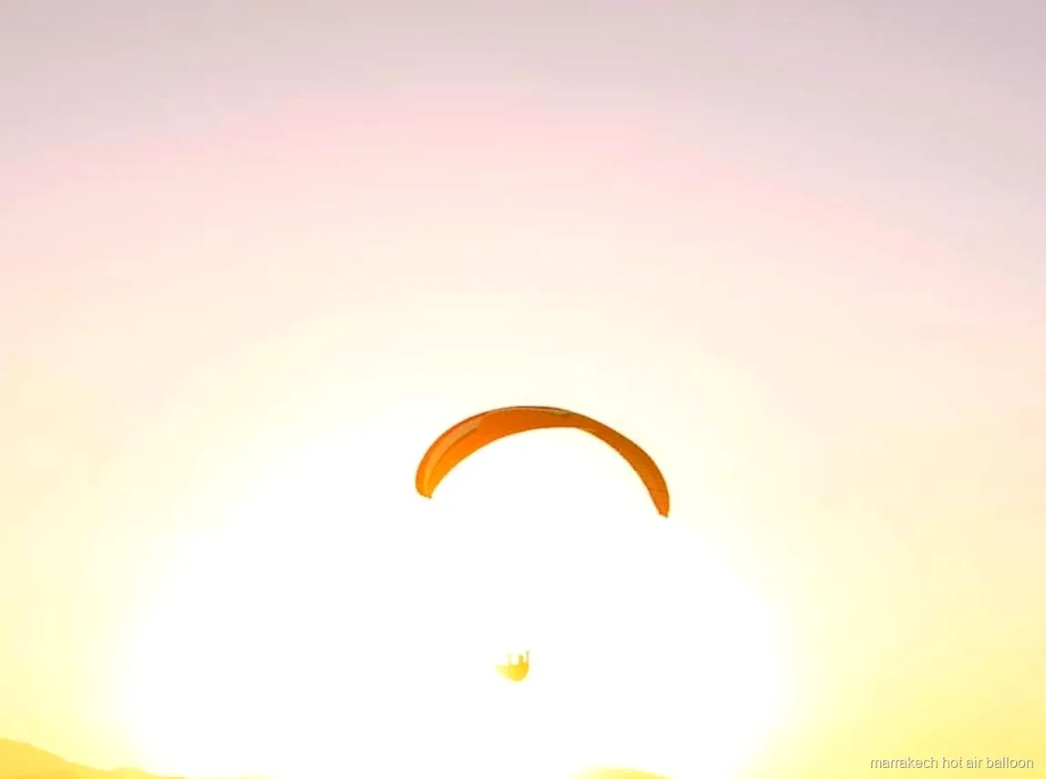 Vuelo en parapente biplaza sobre las montañas del Atlas al atardecer