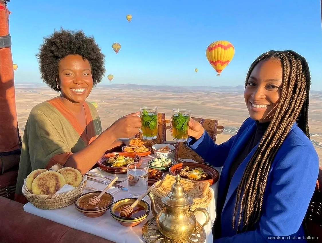Vista del amanecer sobre el desierto durante un vuelo privado en globo en Marrakech