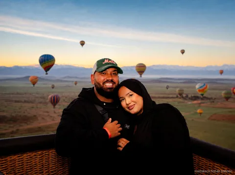 Tenda per la colazione berbera dopo un tour in mongolfiera e giro in cammello a Marrakech