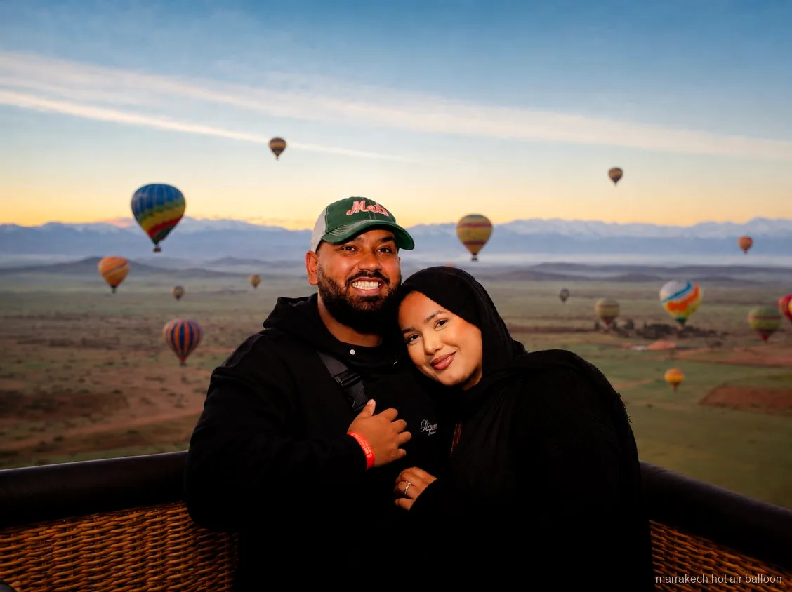 Tenda per la colazione berbera dopo un tour in mongolfiera e giro in cammello a Marrakech