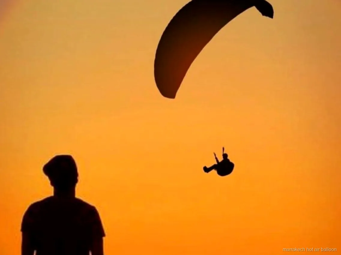 Volo in mongolfiera all'alba prima di una giornata di parapendio al tramonto a Marrakech