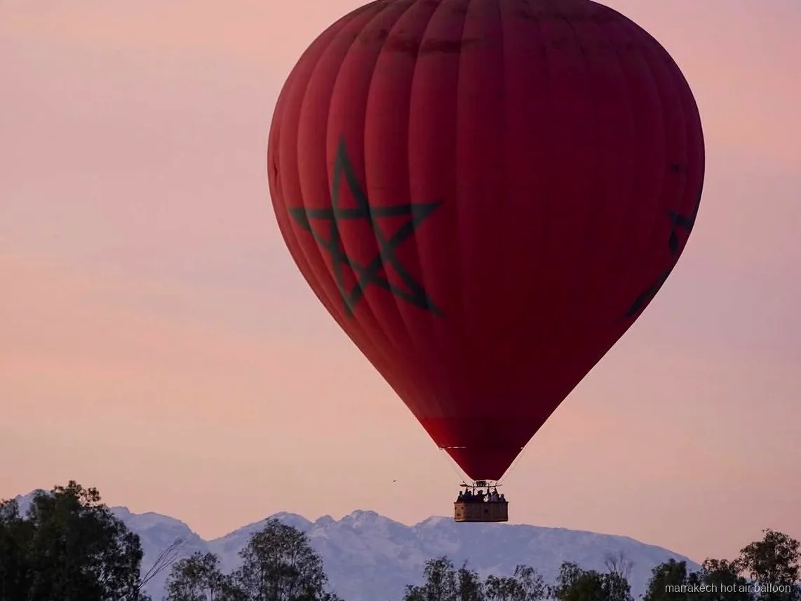 Cena marocchina servita dopo una giornata tra mongolfiera e parapendio a Marrakech