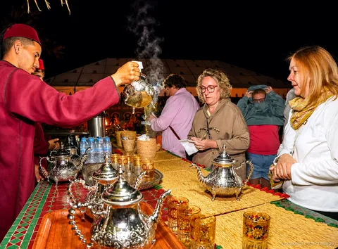 Buffet di colazione marocchina sotto una tenda caidal dopo un volo in mongolfiera