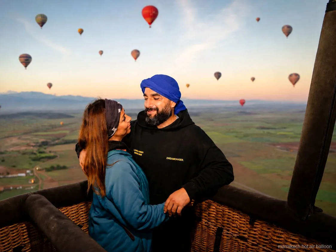 Vue sur une vallée désertique depuis un vol en montgolfière et chameau à Marrakech