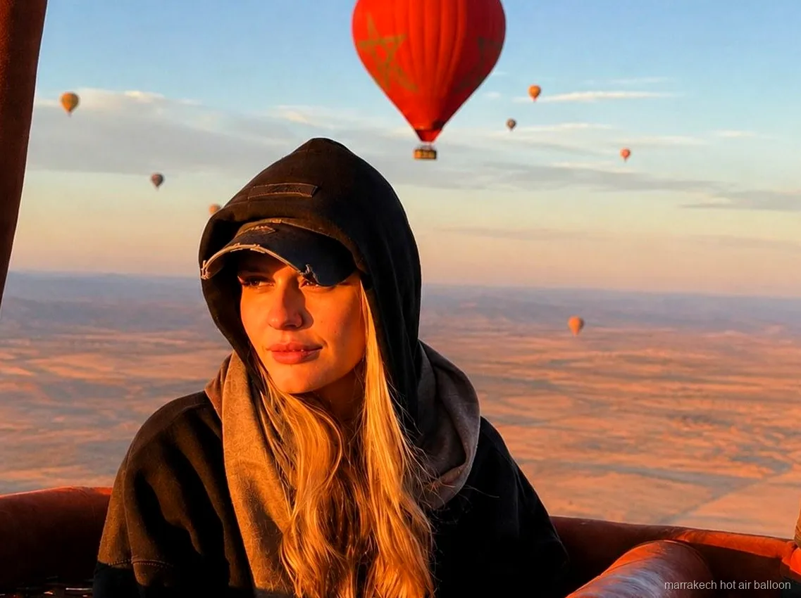 Montgolfière au lever du soleil au-dessus de la campagne de Marrakech