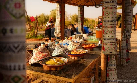 Passagers embarquant avant un vol en montgolfière au lever du soleil à Marrakech