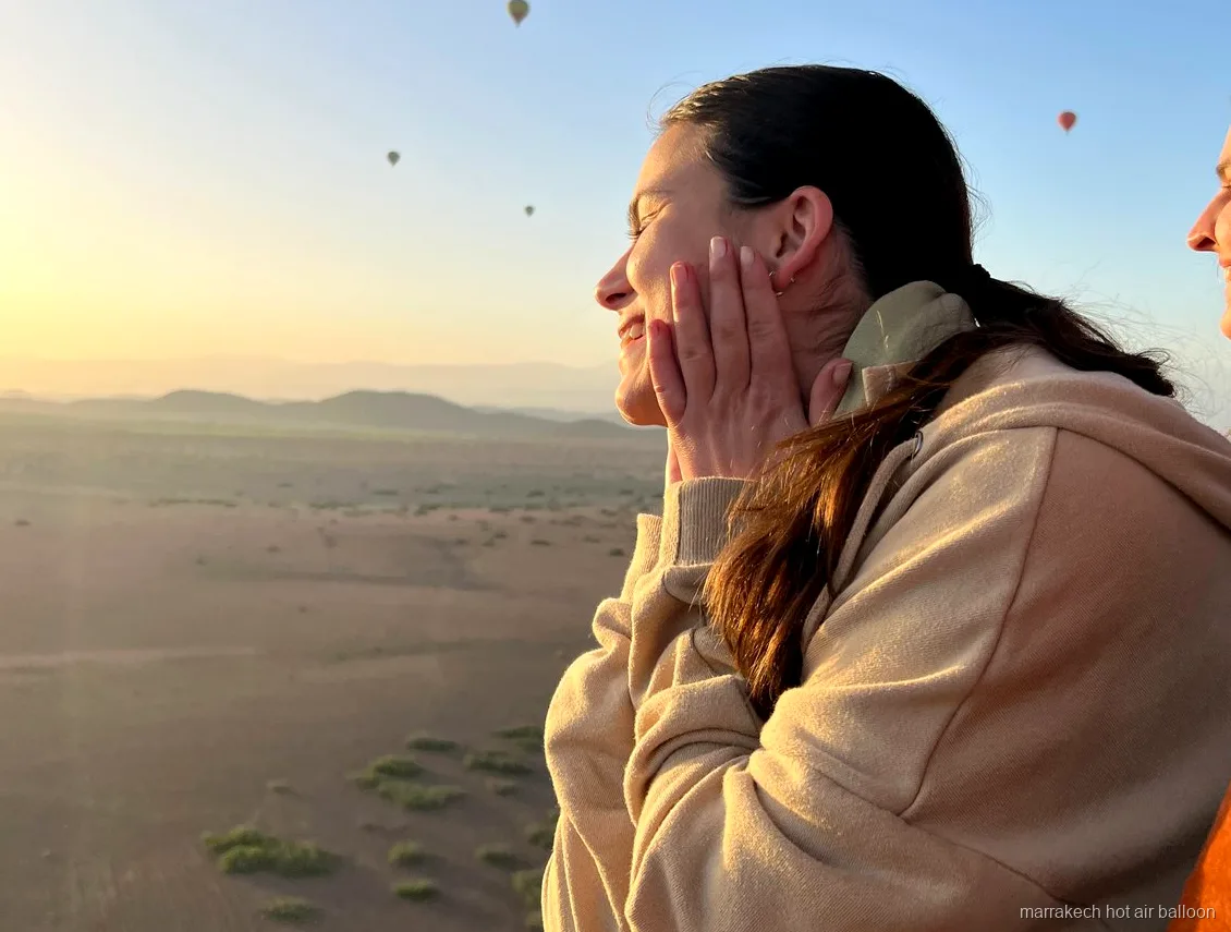 Village berbère vu du ciel pendant un vol en montgolfière à Marrakech