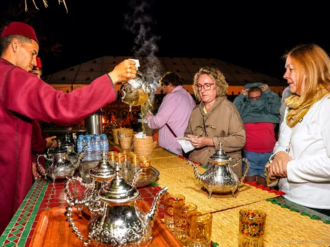 Buffet de petit-déjeuner marocain sous une tente caïdale après un vol en montgolfière