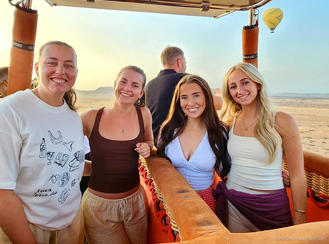 Passagers embarquant dans une grande montgolfière partagée près des monts Jbilet