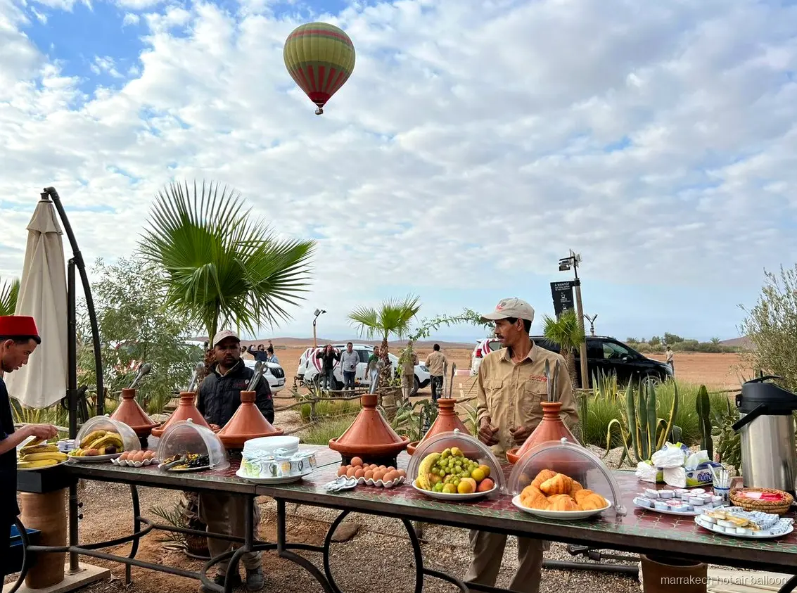 Lumière du lever du soleil sur des douars ruraux près de Marrakech pendant un vol en montgolfière