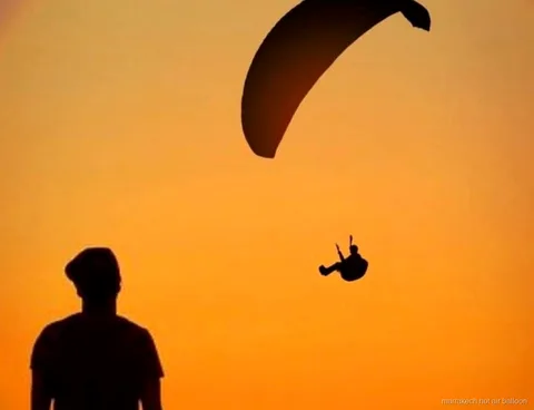 Vol en montgolfière au lever du soleil avant une journée de parapente à Marrakech