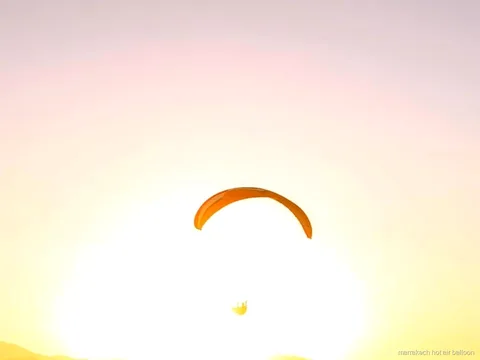 Vol en parapente en tandem au-dessus des montagnes de l'Atlas au coucher du soleil