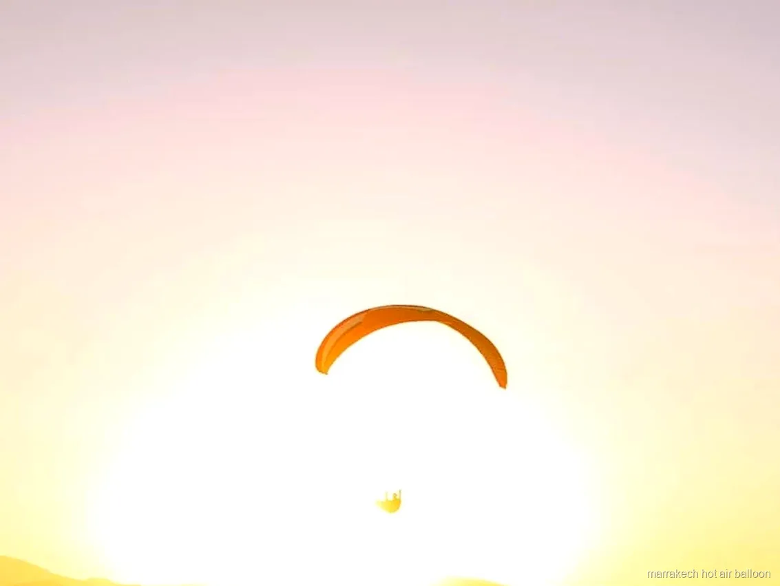 Vol en parapente en tandem au-dessus des montagnes de l'Atlas au coucher du soleil