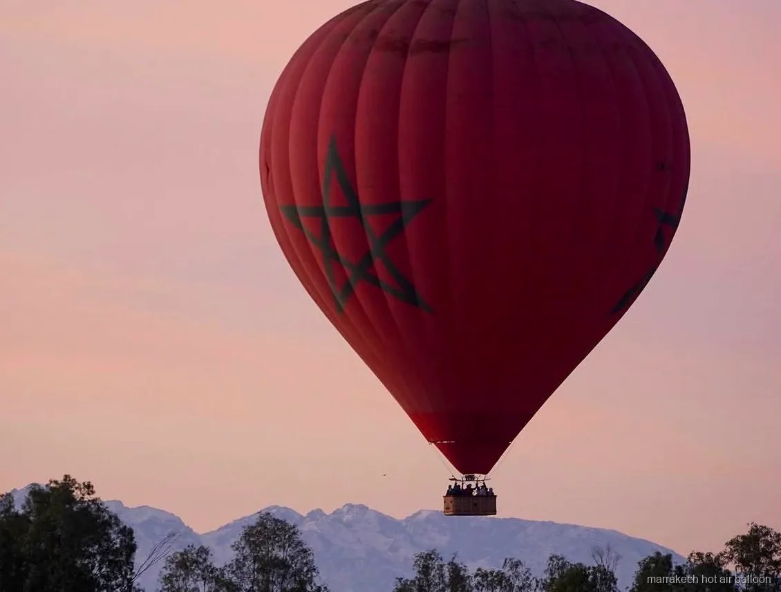 Dîner marocain servi après une journée montgolfière et parapente à Marrakech