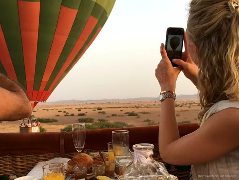 Stel aan boord van een privé luchtballon boven het Atlasgebergte